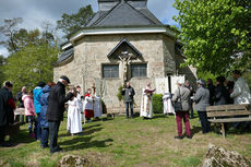 Bittprozession an der Weingartenkapelle (Foto: Karl-Franz Thiede)